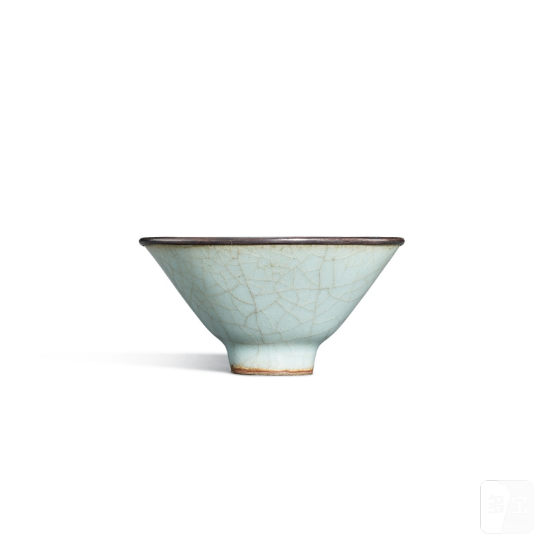 A small Longquan celadon-glazed conical bowl, Southern Song dynasty | 南宋 龍泉窰青釉斗笠小盞 - 图1